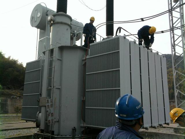 作業(yè)人員安全保護(hù)繩系在安全水平保護(hù)繩上，確保在變壓器本體上移動(dòng)始終不會(huì)失去保護(hù)。